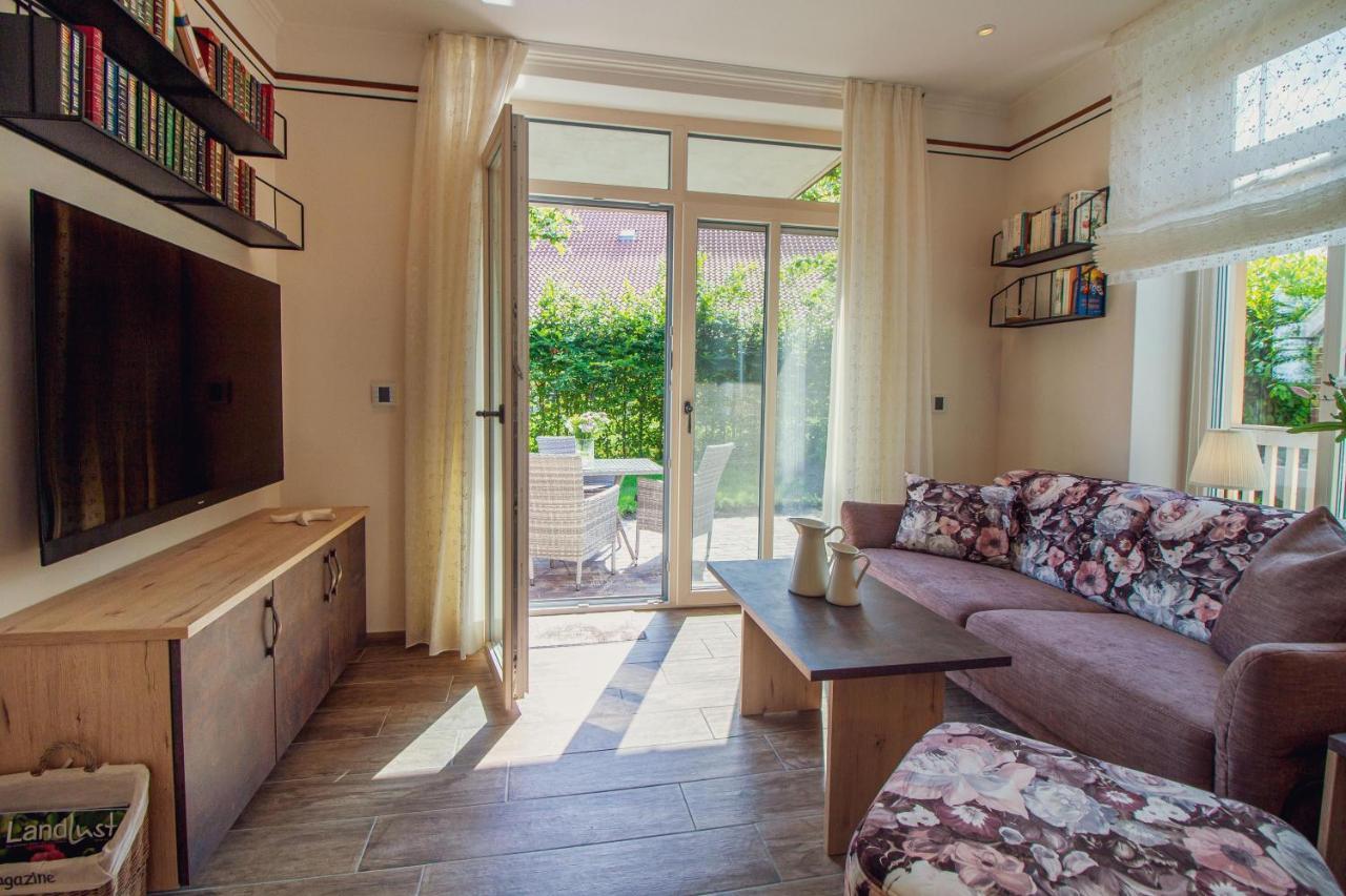 Up Besoeoek - Magnolie Mit Sauna Krummhörn Exterior foto